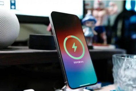 甘井子苹果15换屏服务分享用什么充电器给iPhone15充电更好 